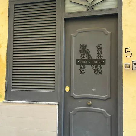 Nina S House דירה